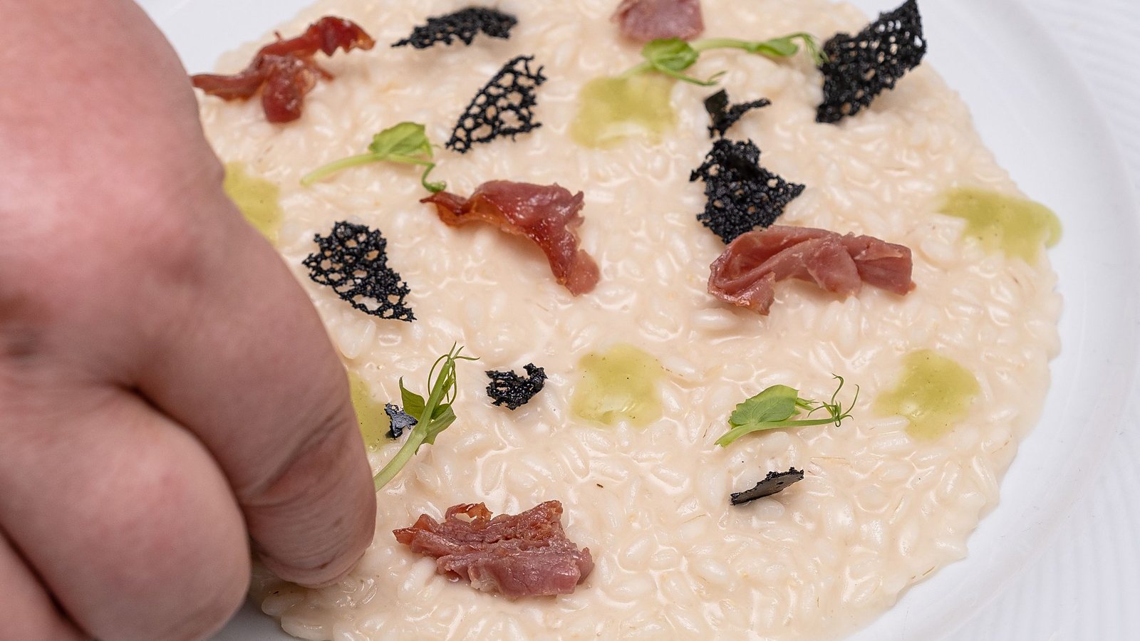 Le chef dresse une assiette